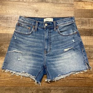 Abercrombie & Fitch High rise 4” shorts